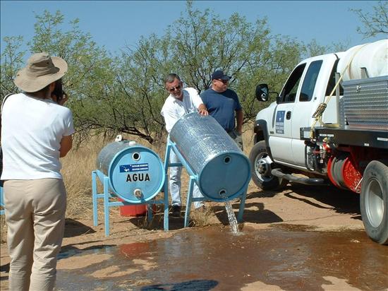 Multan y confiscan agua a voluntarios de grupo humanitario en Arizona
