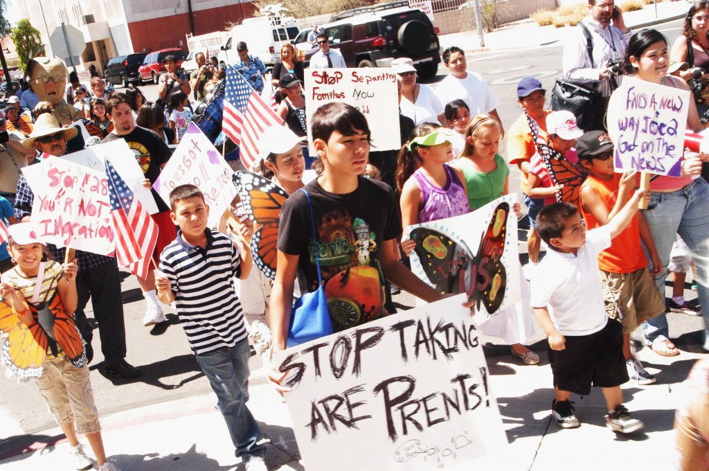 Niños piden que sus padres sean libres como lo son las mariposas monarca