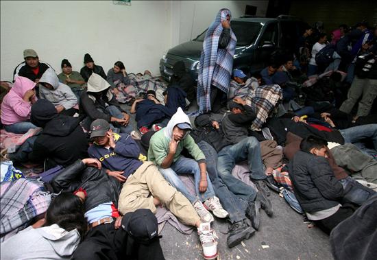 Redada en fábrica de papel deja 44 inmigrantes indocumentados detenidos