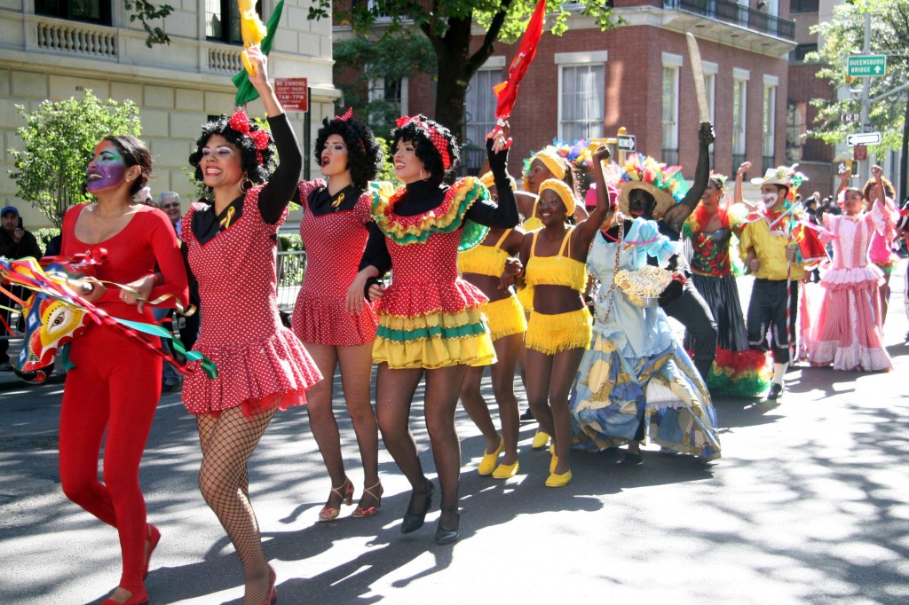 Colombia gana el premio a la mejor comparsa en el Desfile de la Hispanidad
