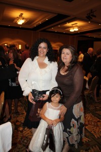 Foto:ADA/ María Luisa Ramos, junto a su mamá y su hija Frida, recibiendo el premio “40 Hispanic Leaders Under 40”.