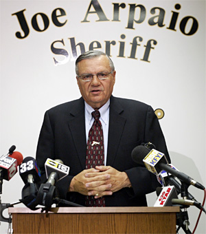 Gobierno federal retira atribuciones migratorias a alguacil Arpaio