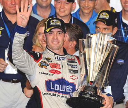 Johnson rompe récord al ganar cuarto título de Nascar y Montoya bajó al octavo