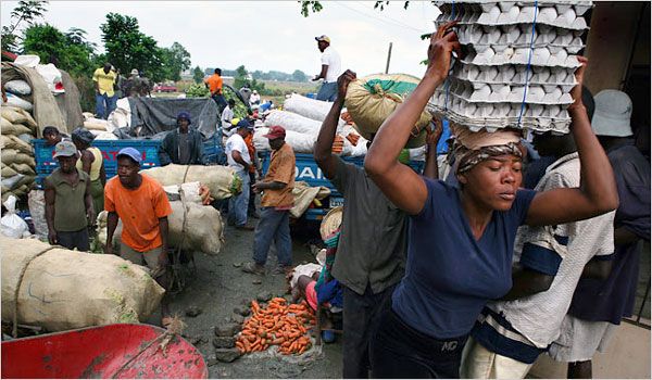 Haitianos cruzan en masa a la República Dominicana para adquirir alimentos y agua