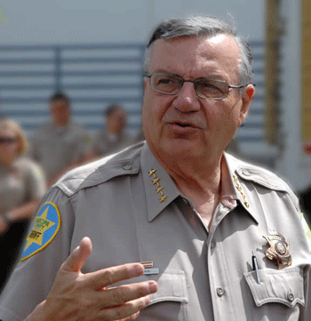 Miles de personas protestan contra Joe Arpaio