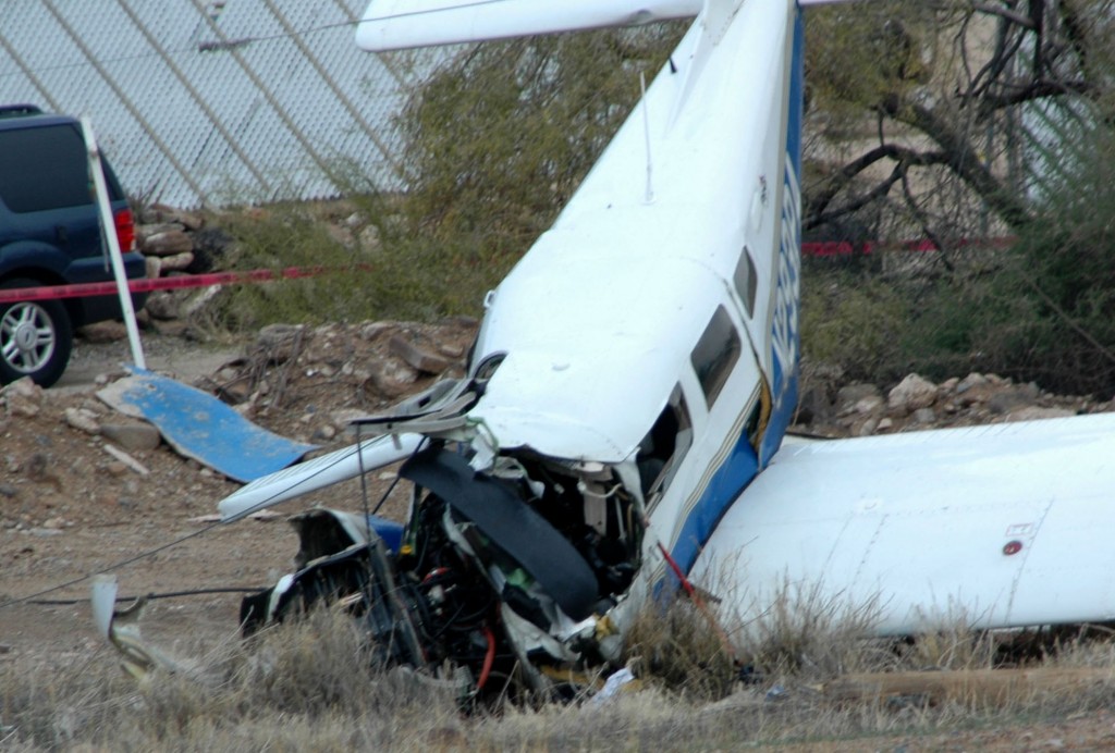 Avioneta impacta en un conjunto de casas móviles