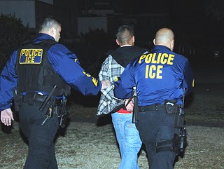 Protestan contra centro detenciones del ICE y cooperación con alguacil Arpaio