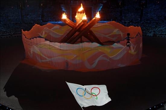 Juegos de Vancouver cierran con ceremonia cargada de humor, música y orgullo