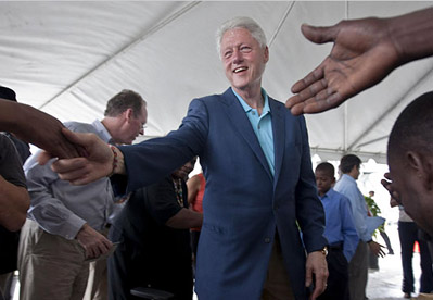 Un Bill Clinton convaleciente afirma que Haití se “liberará de las ruinas”