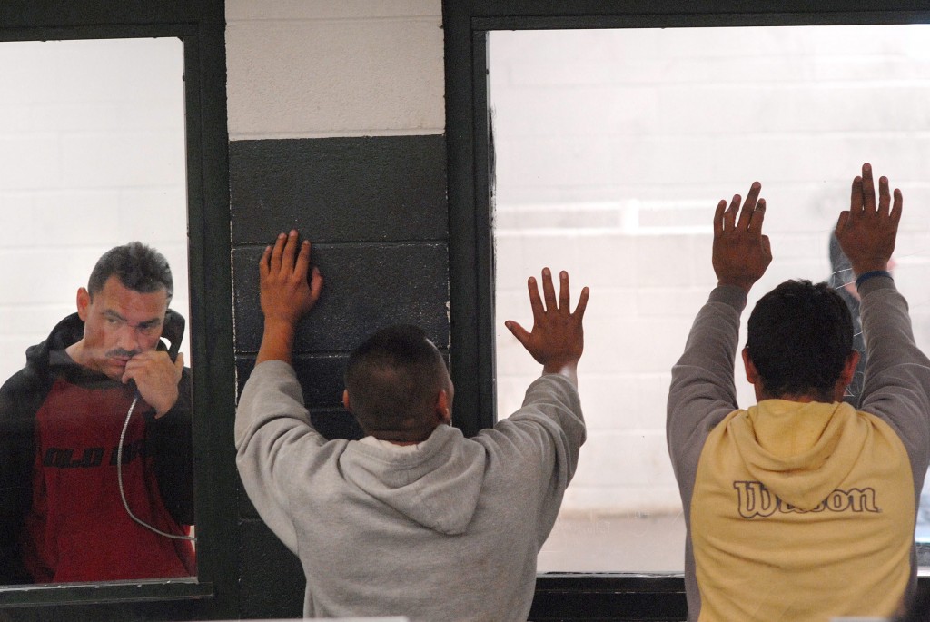 Denuncian la persistencia de fallos en los centros de detención en Arizona