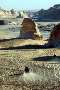 Los efectos de los cambios del eje de la Tierra se plasman en cambios climáticos, así pues, esos pequeños movimientos que se producen en el eje debido a la fuerza de los terremotos y la desestabilización de las masas terrestres no dan lugar a transformaciones ambientales notables.