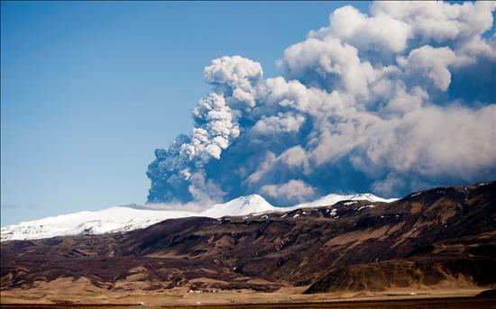 El volcán Eyjafjalla continúa enviando ceniza a la atmósfera