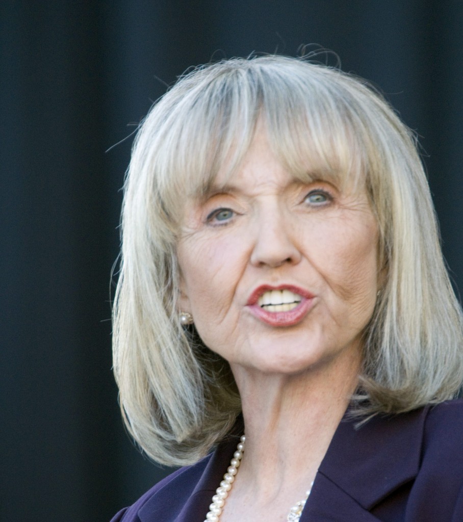Jan Brewer firmó la ley antiinmigrante