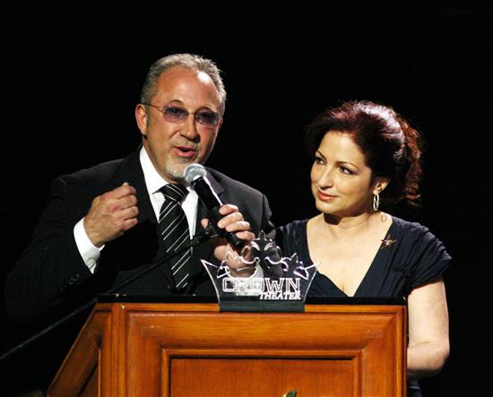 Gloria y Emilio Estefan piden reconocimiento al trabajador inmigrante