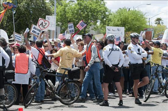 Miles de manifestantes rechazan la polémica ley de Arizona