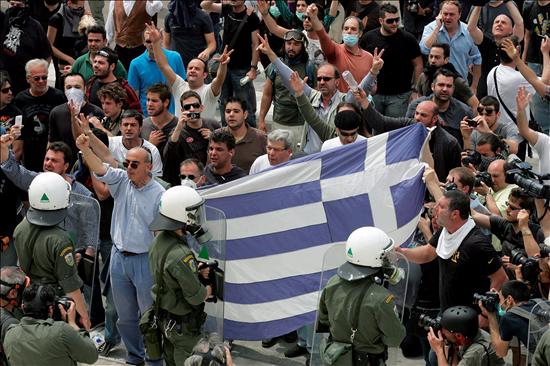 Grecia cierra una jornada trágica de protestas con 3 muertos y 44 heridos