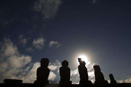 La Isla de Pascua se prepara para presenciar la muerte del sol