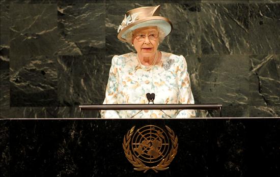 Isabel II califica de “sorprendentes” avances de la ONU como promotora de paz