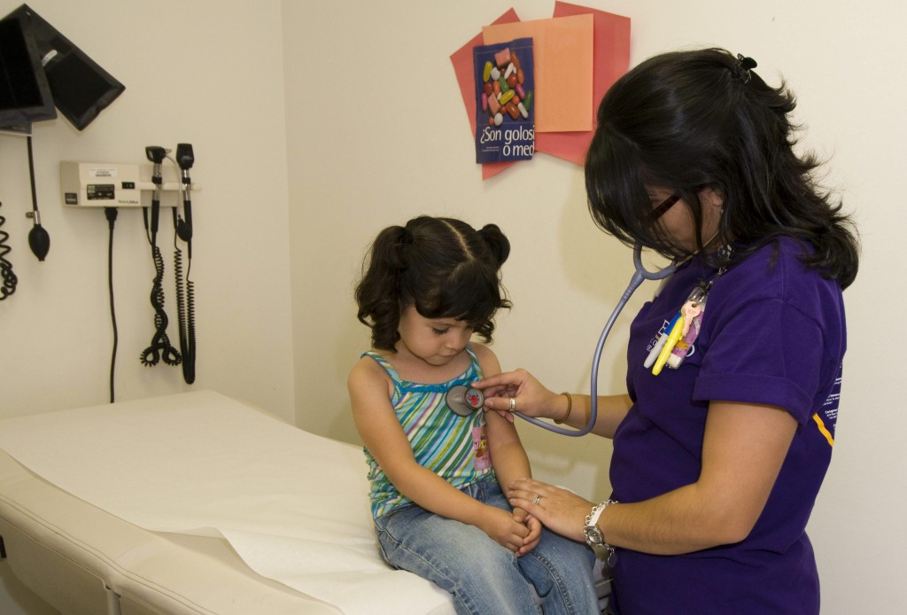 Niveles de vacunación de niños en EEUU permanecen altos, según informe