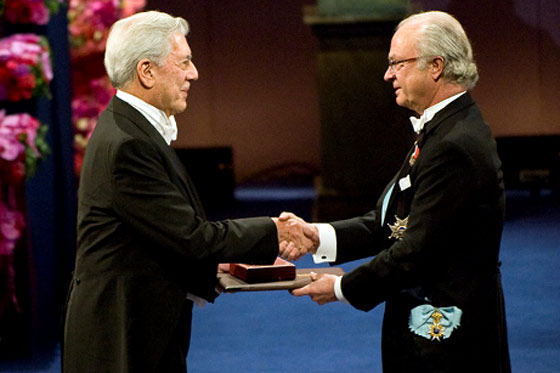Mario Vargas Llosa recibe Premio Nobel de Literatura