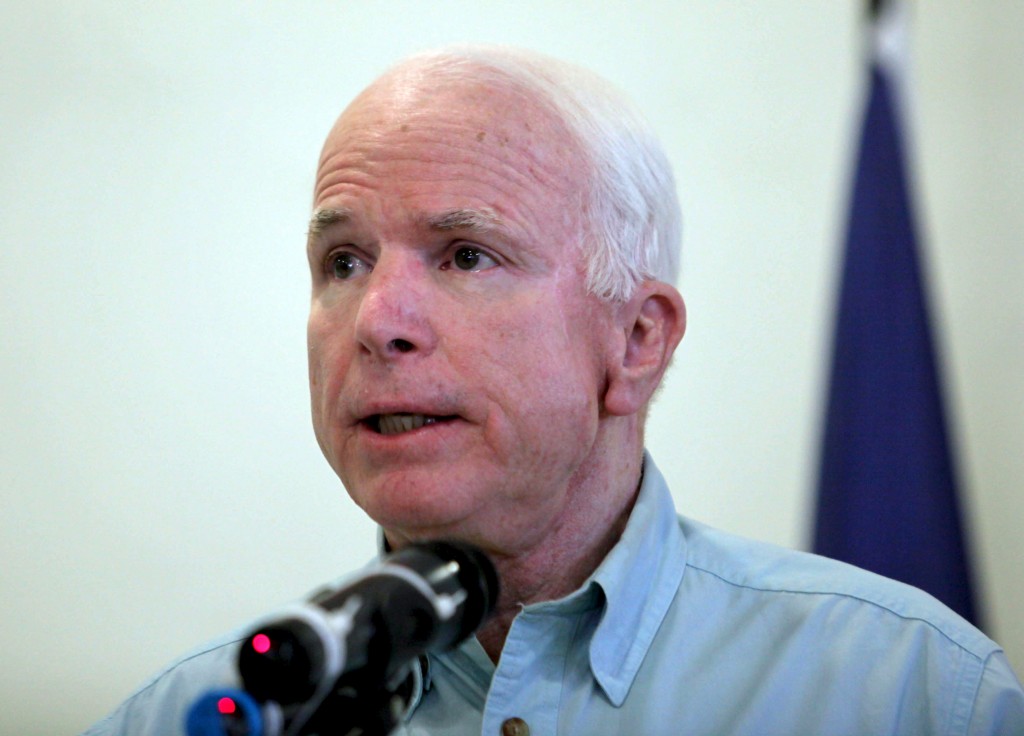 Santos y McCain rechazan ataque contra legisladora en Arizona