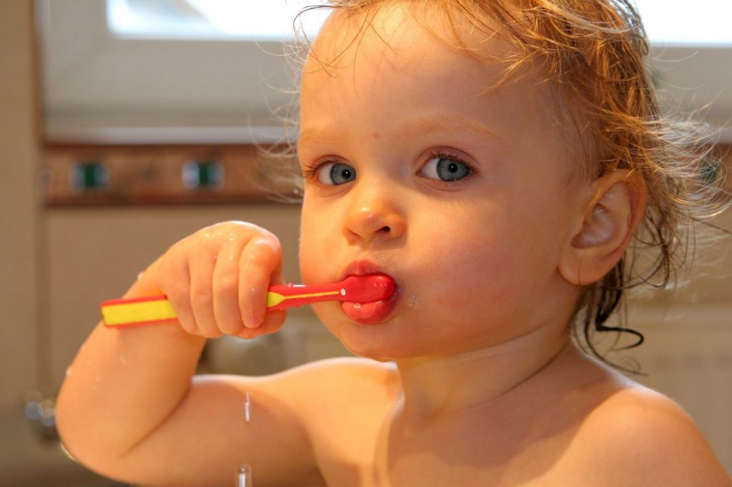 Exceso de fluoruro en agua está manchando dientes de niños
