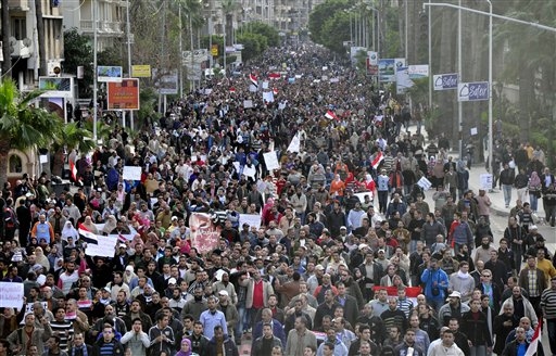El Cairo: Manifestantes chocan con partidarios del gobierno