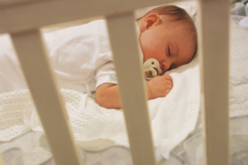 Estudio destaca riesgo de muerte de bebés por lesiones en cunas