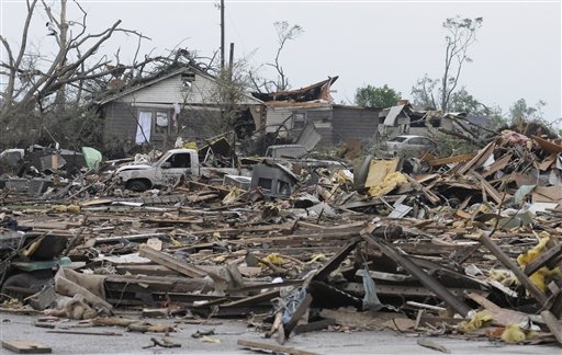 Decenas de tornados dejan 215 muertos en 6 estados