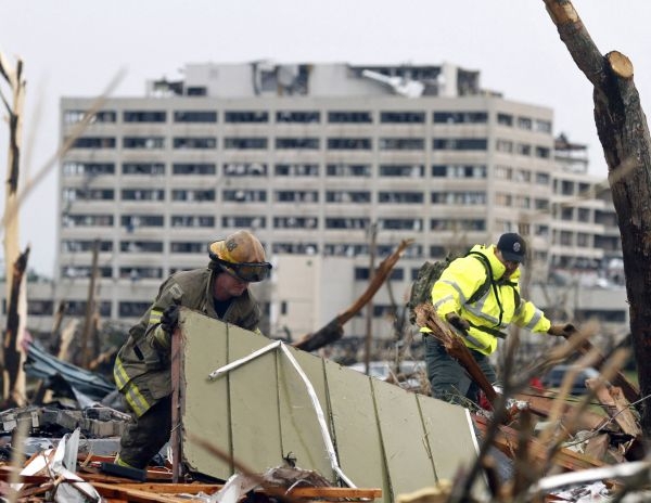Confirman 117 muertos por devastador tornado en Missouri
