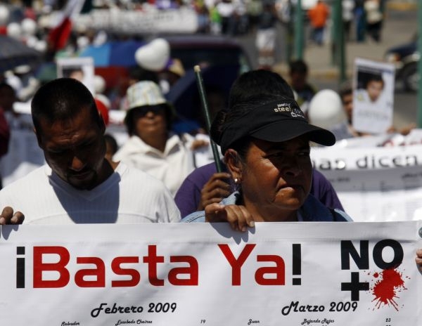 Miles de mexicanos marchan en silencio contra violencia