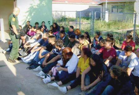 Descubren más de 100 indocumentados dentro de casa de seguridad en Arizona