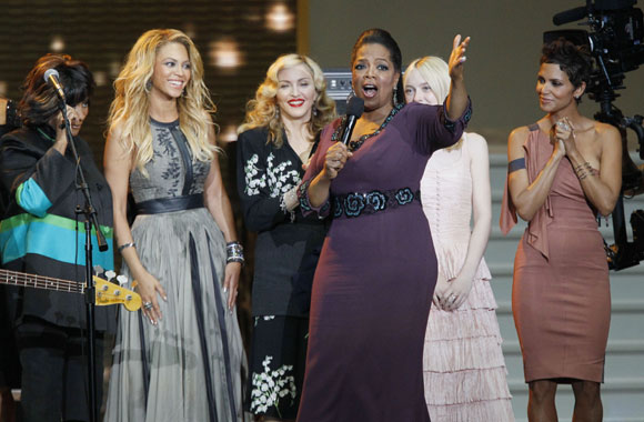 Celebridades acompañan a Oprah en el fin de su programa