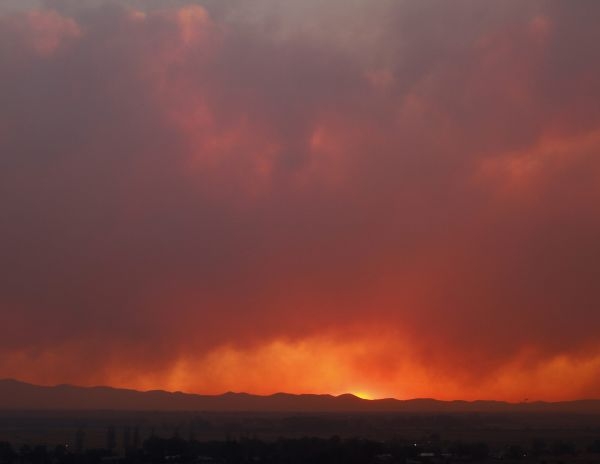 Dos poblaciones de Arizona quedan vacías ante avance de incendio