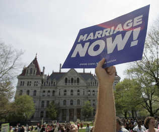 Gobernador de NY firma legalización de matrimonio gay