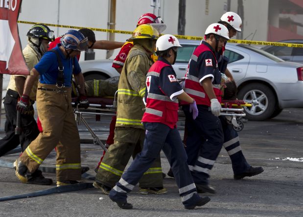 Calderón decreta tres días de luto por ataque de “terroristas” en Monterrey