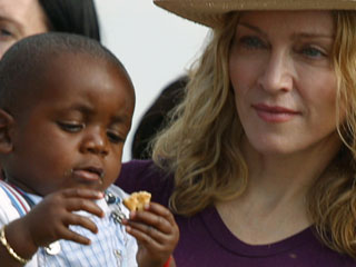 Madonna, JLo, U2 y otros artistas se unen contra la hambruna en África