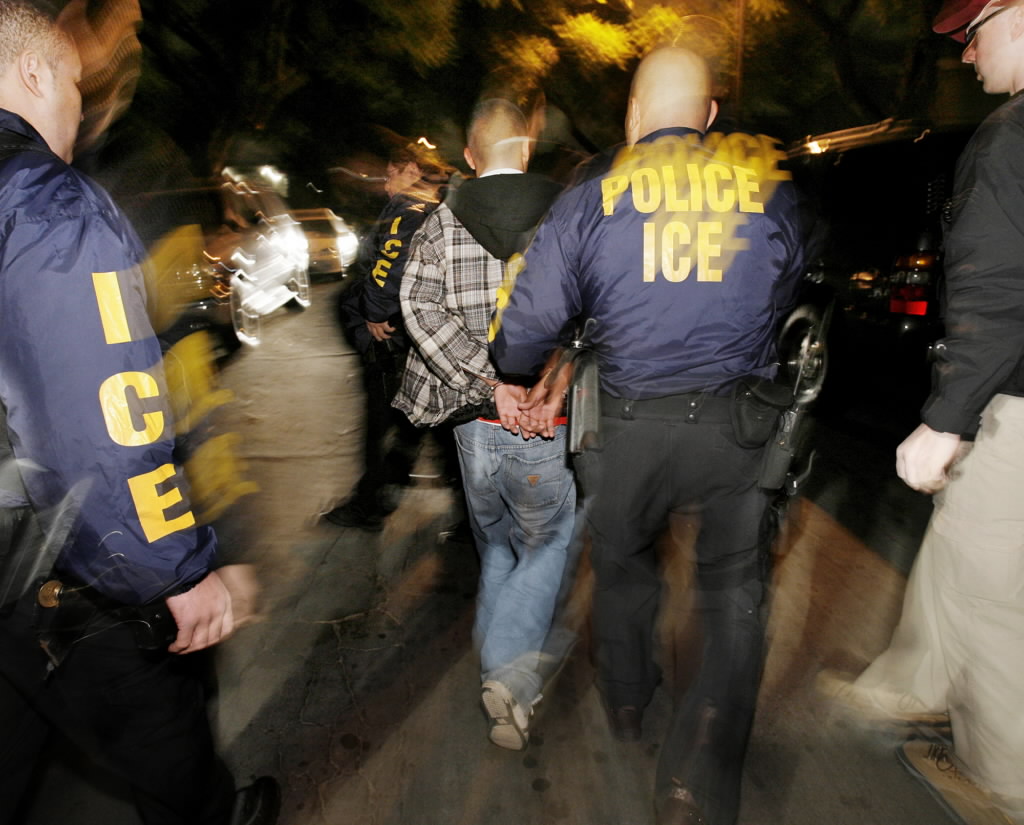 Anuncio sobre posible suspensión de deportaciones reanima debate migratorio