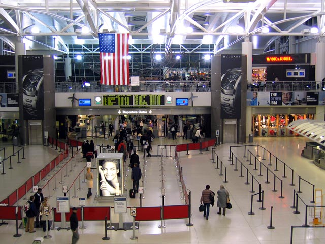Evacúan las torres de control de los aeropuertos JFK y Newark tras terremoto