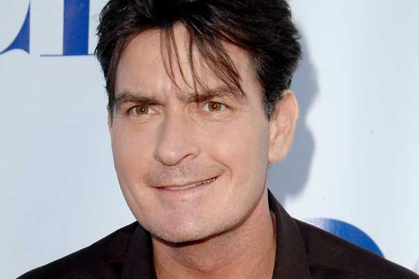 Charlie Sheen firma la paz con Warner Brothers