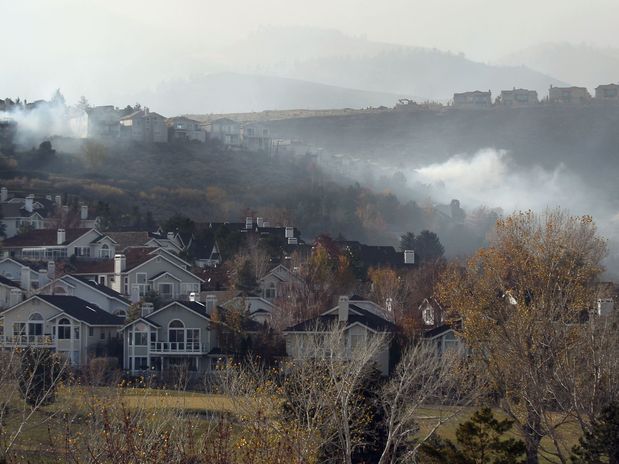 Un muerto y 25 viviendas dañadas por incendio forestal en Nevada