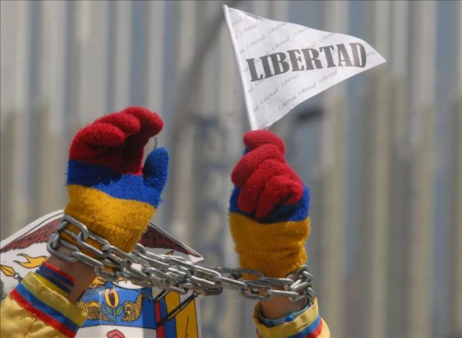 Los colombianos toman las calles por el fin del secuestro y de la violencia