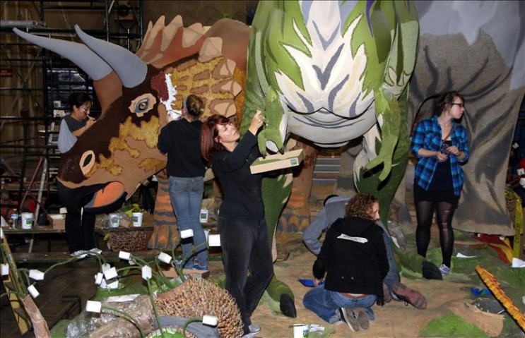 Dinosaurs with Hispanic touch will march in Rose Parade