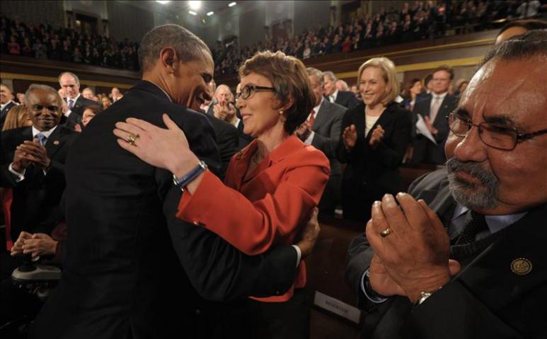 Obama se funde en un emotivo abrazo con la congresista Giffords