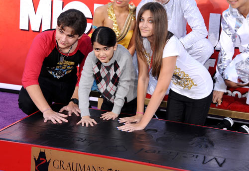 Los hijos de Michael Jackson inmortalizan a su padre en Hollywood