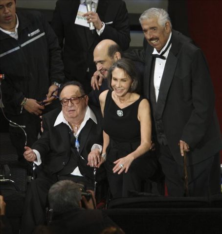 Chespirito conmovido hasta las lágrimas en su homenaje