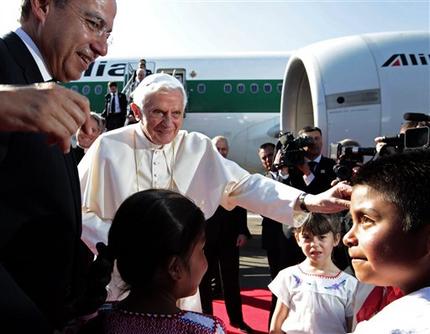 Con la promesa de orar por las víctimas, el Papa llegó a México