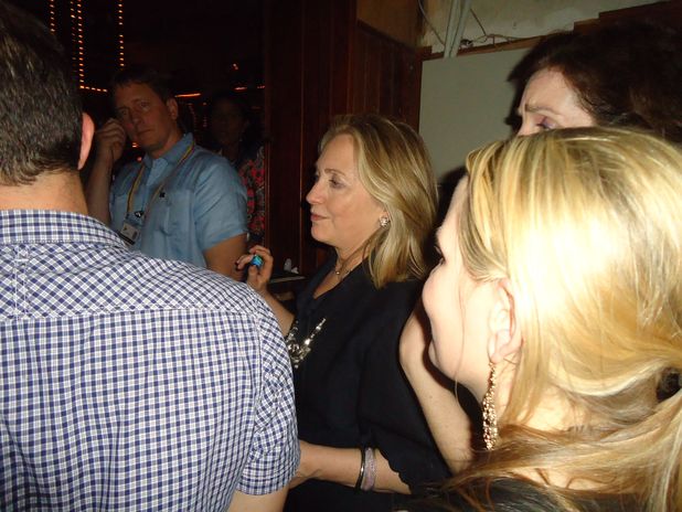 Hillary Clinton se divierte en un club nocturno en Colombia