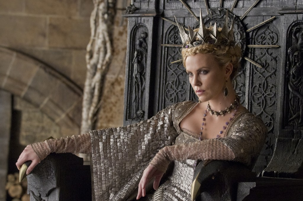 Theron luce plumas de gallo, alas de escarabajo en “Blancanieves”