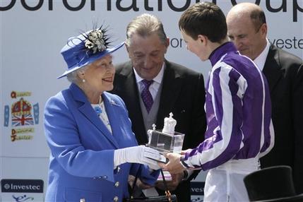 Isabel II va al hipódromo en el comienzo del jubileo real